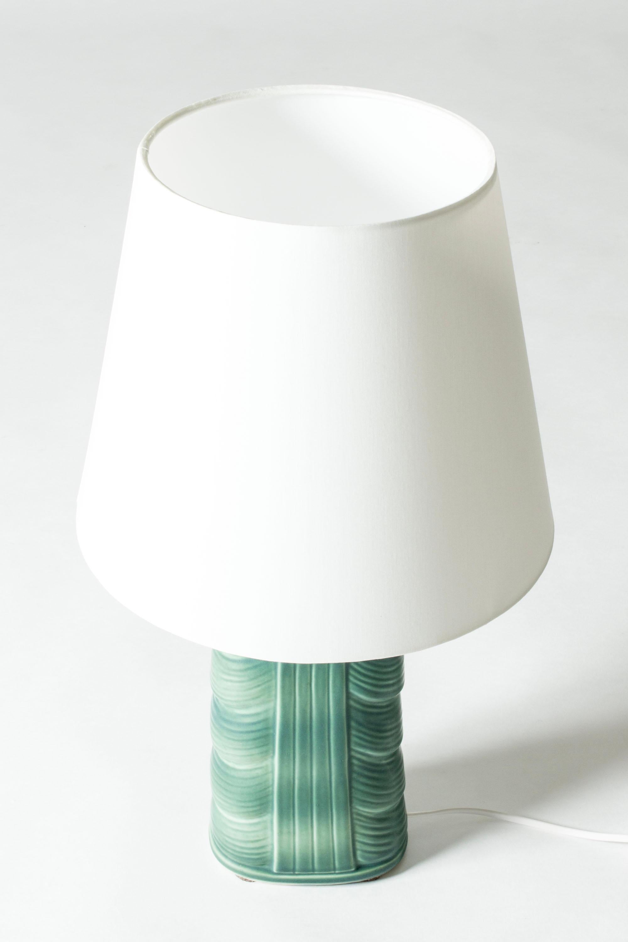 Magnifique lampe de table de Gunnar Nylund, fabriquée en grès. Base avec un motif drapé en relief, émaillée en vert céladon.

Gunnar Nylund a été l'un des céramistes et designers les plus influents de la période suédoise du milieu du siècle. Il a