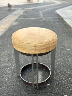 Tabouret moderniste