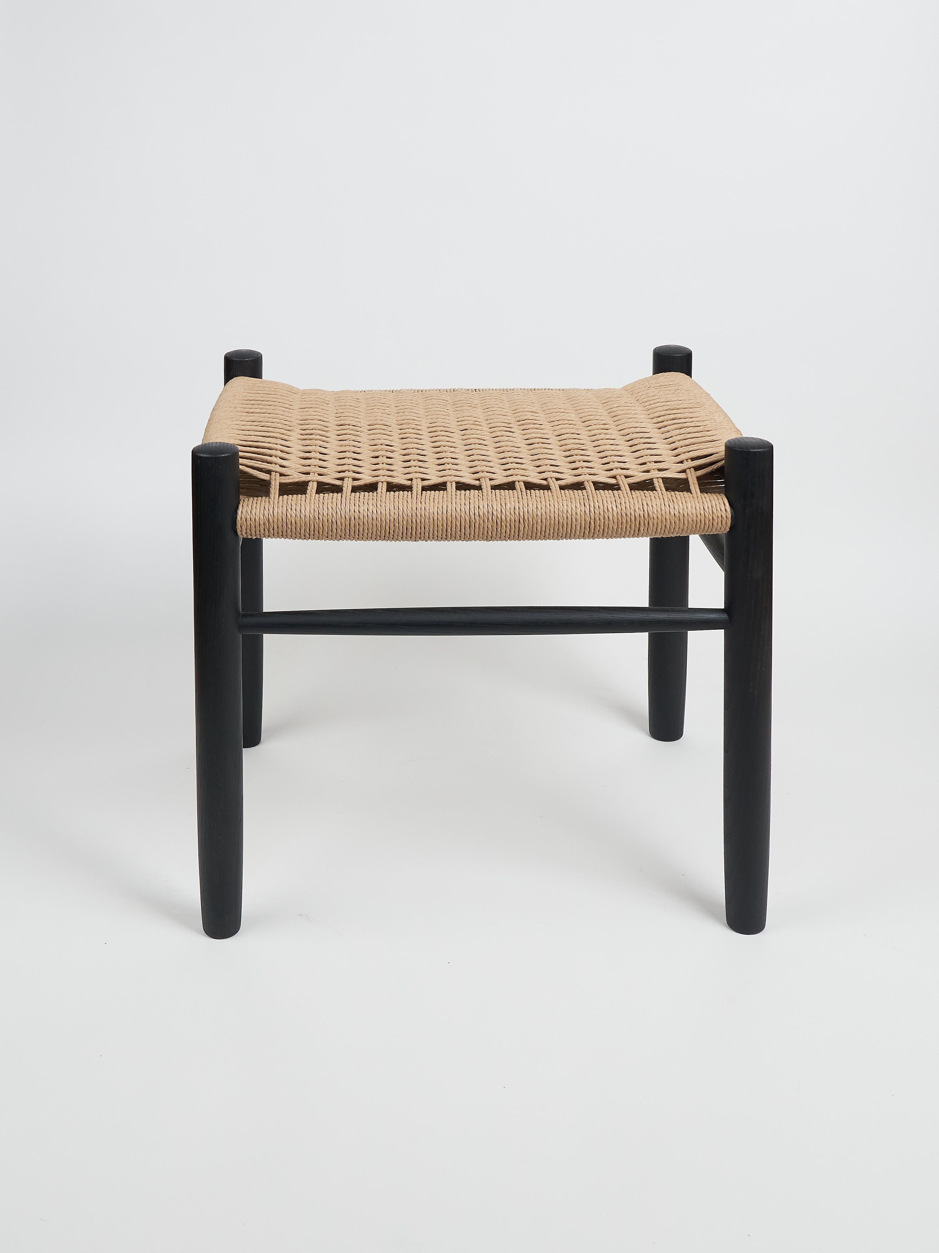 Ispirato all'intramontabile eleganza del design danese, questo sgabello artigianale è un moderno omaggio alle tradizionali tecniche di intreccio delle corde. La seduta presenta un motivo tridimensionale meticolosamente intrecciato a mano, che offre