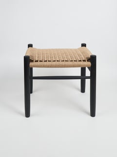 Tabouret moderniste en frêne ébonisé et corde danoise. Conçu et réalisé par Val Khvan