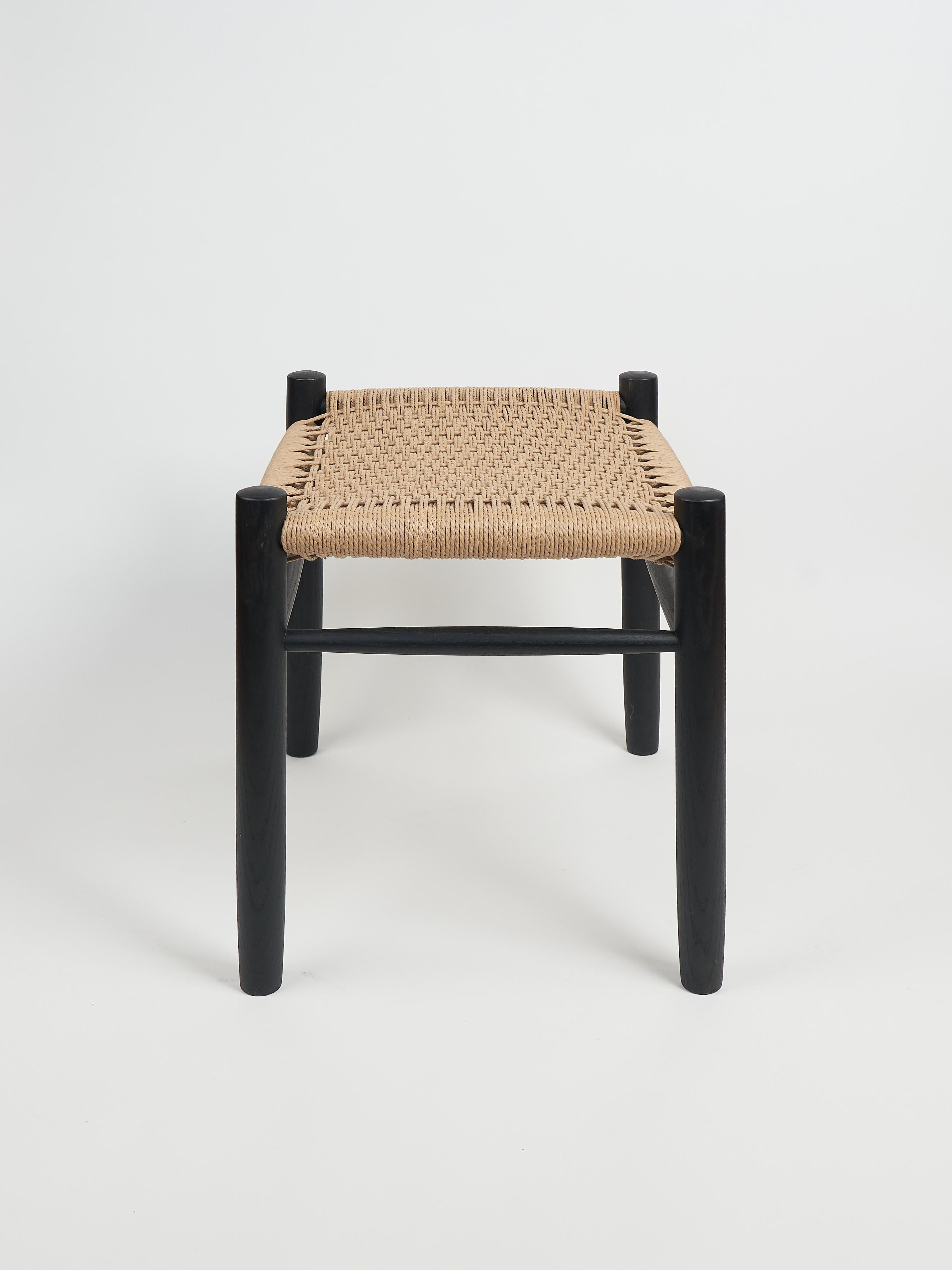Scandinavo moderno Sgabello modernista in frassino ebanizzato e Corde Danesi. Progettato e realizzato da Val Khvan in vendita