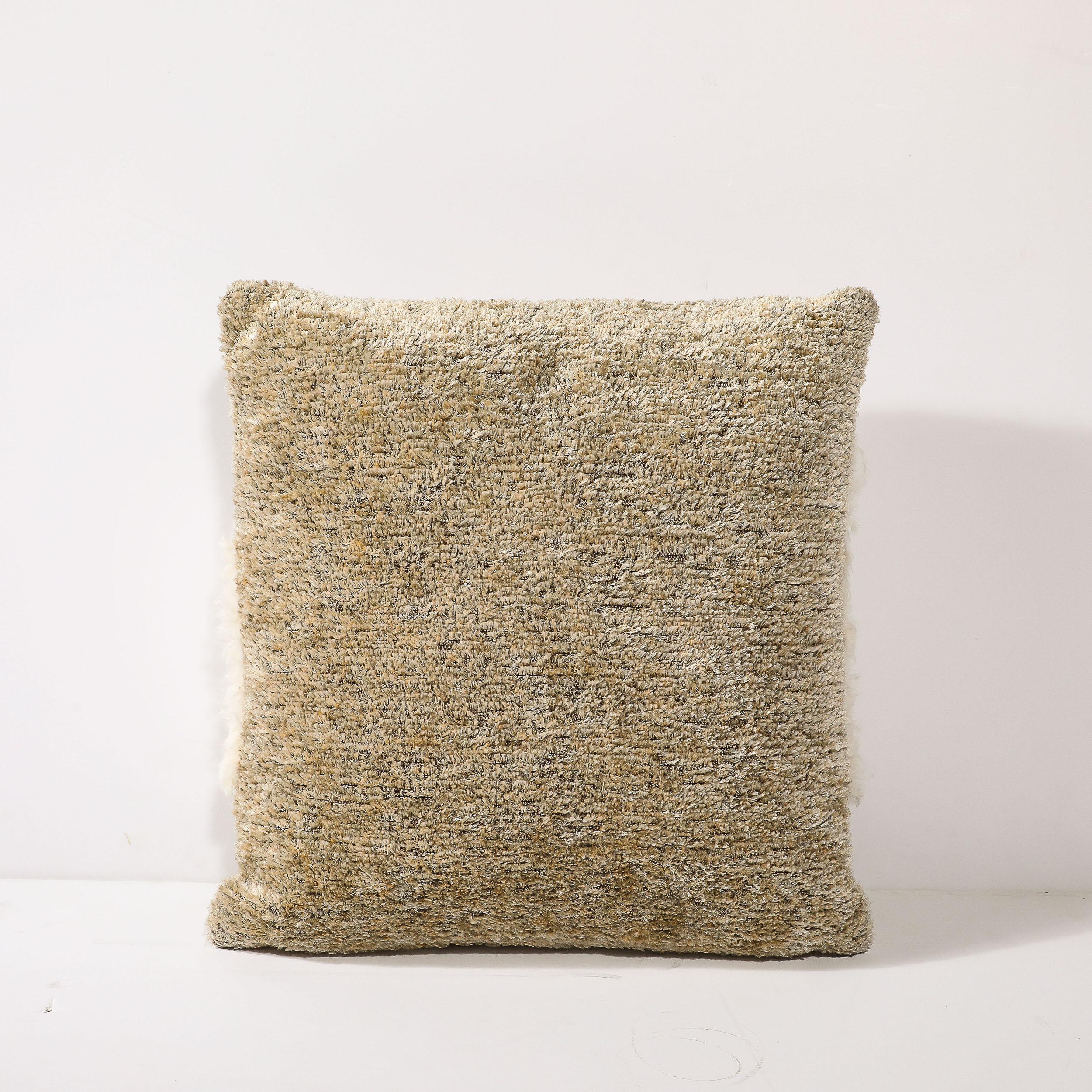 Cuscino modernista a righe in pelliccia bianca e tessuto color taupe fumé in vendita 1