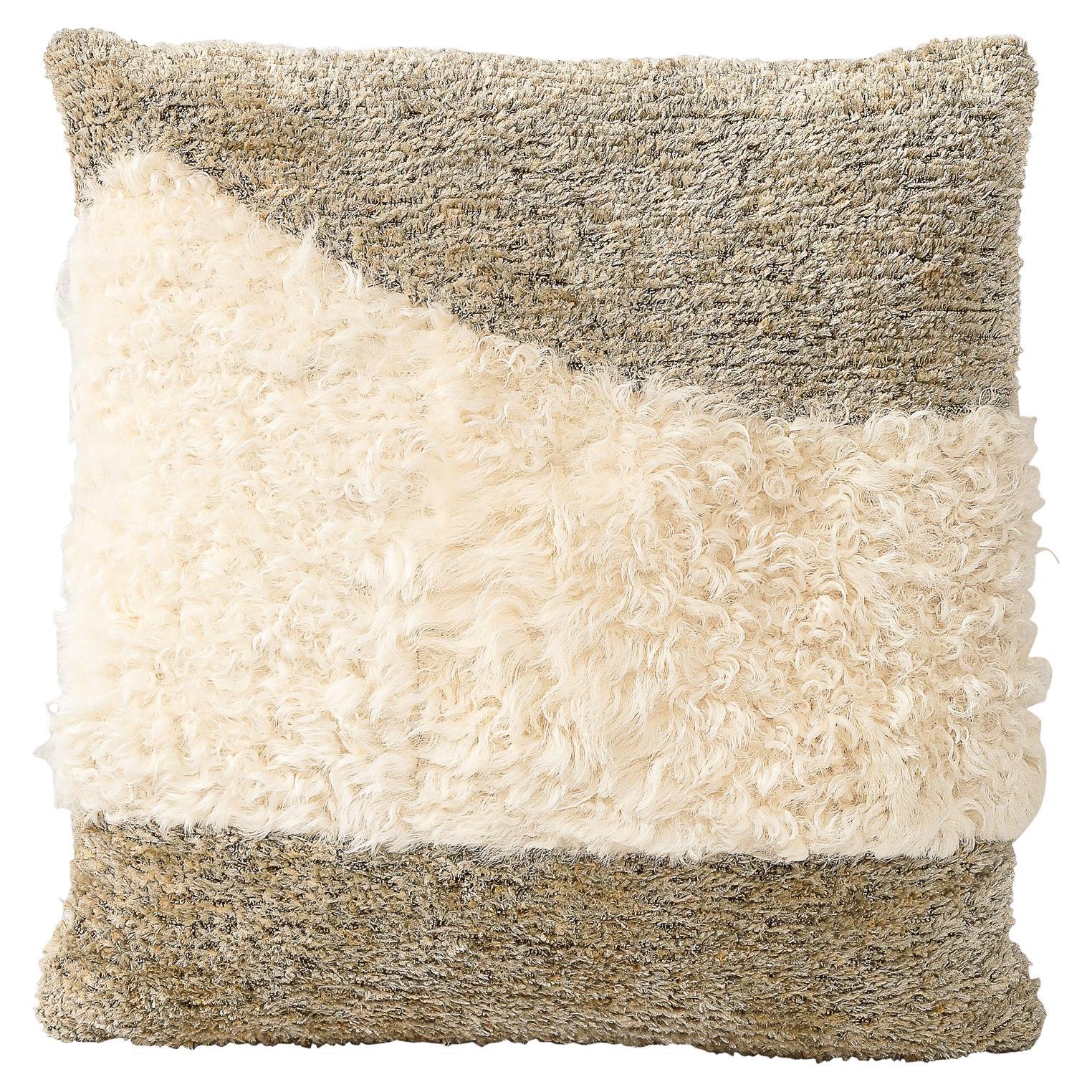 Cuscino modernista a righe in pelliccia bianca e tessuto color taupe fumé in vendita