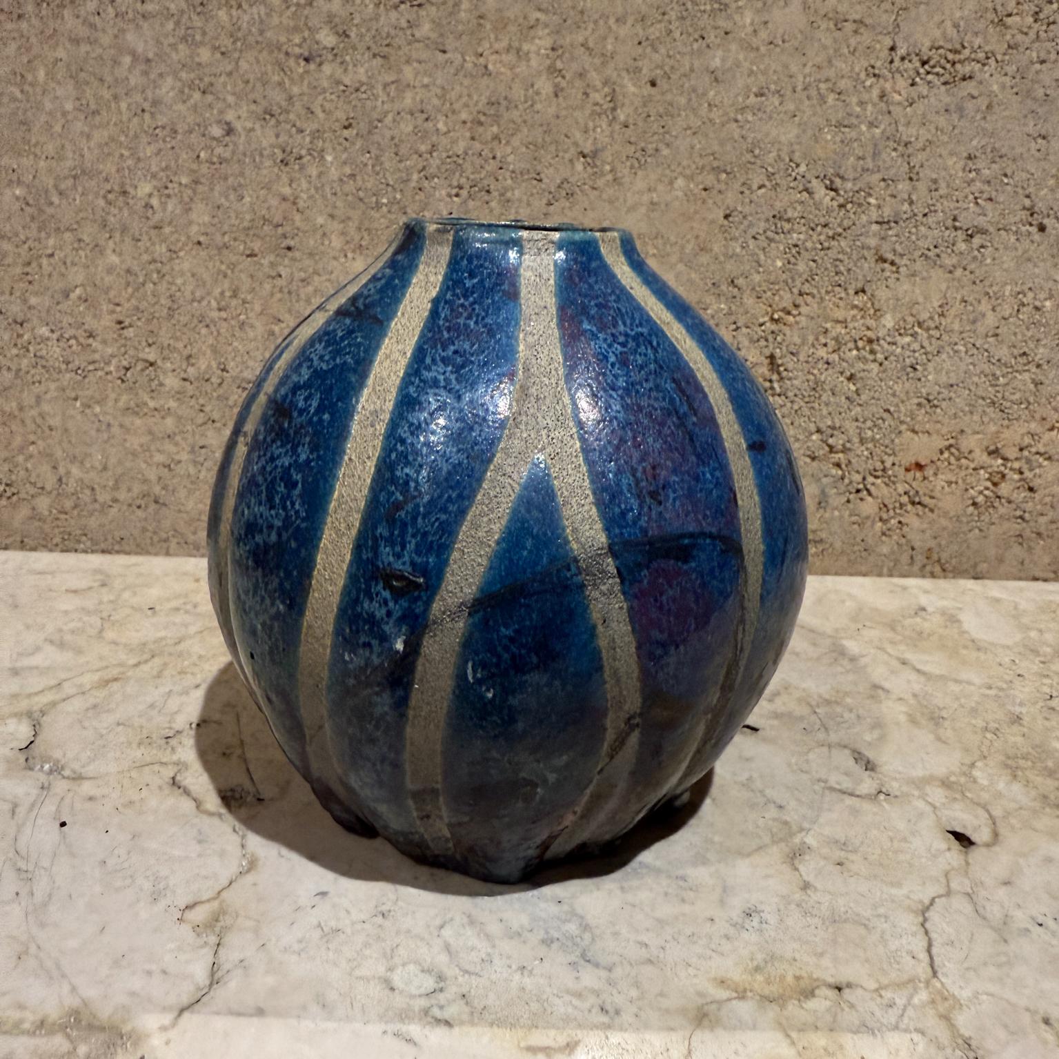 Mid-Century moderno Studio Modernista Pottery Vaso blu firmato Studio A in vendita