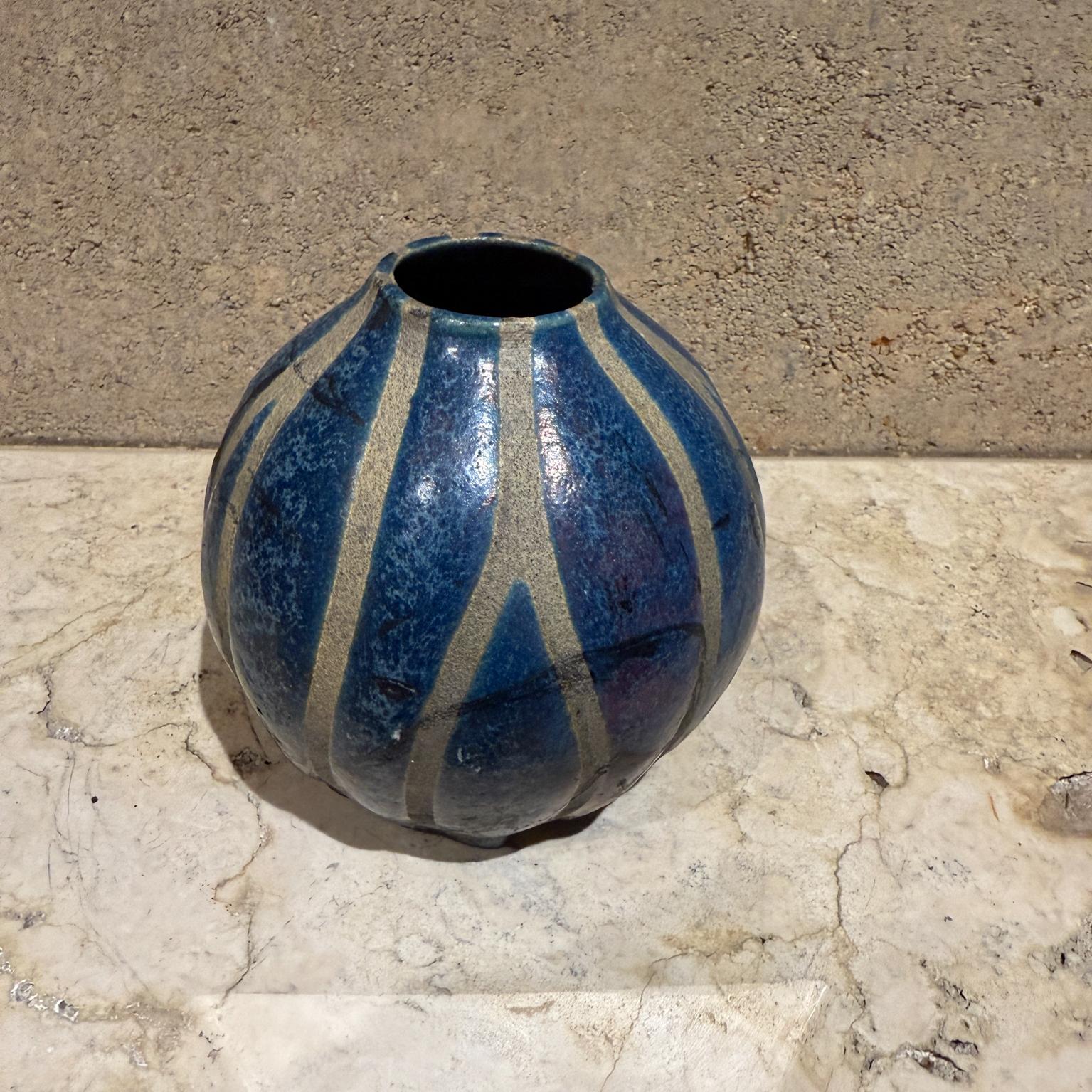 Studio Modernista Pottery Vaso blu firmato Studio A In condizioni buone in vendita a Chula Vista, CA