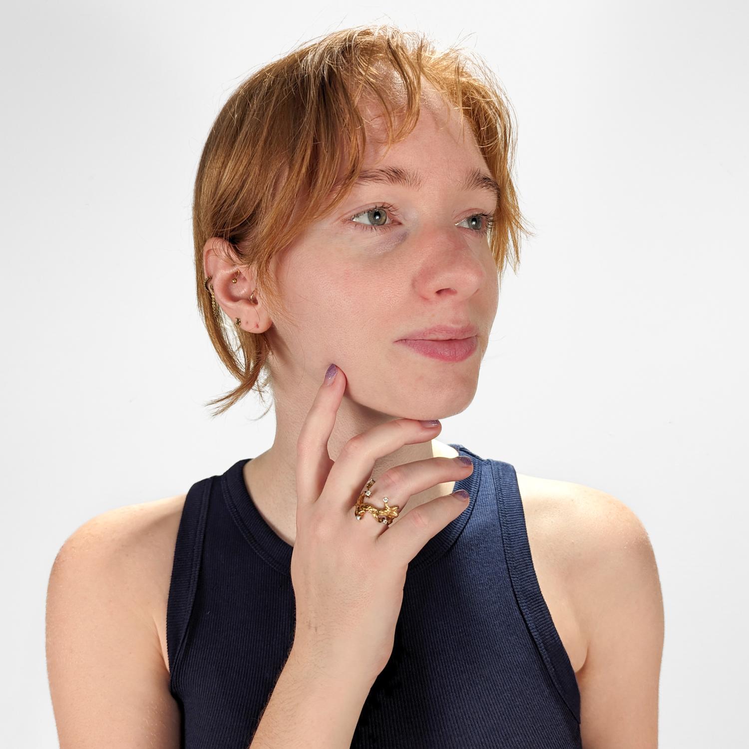 Modernistischer handgefertigter Ring aus 10 Karat Gold und Diamanten von Studio (Rundschliff)