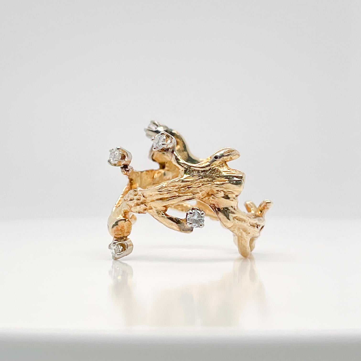Modernistischer handgefertigter Ring aus 10 Karat Gold und Diamanten von Studio Damen