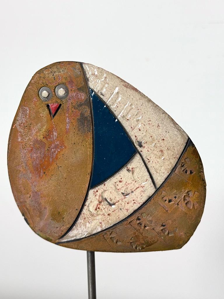 Americano Scultura astratta di gufo Modernist Studio Pottery Raku in ceramica di Jody Delind in vendita