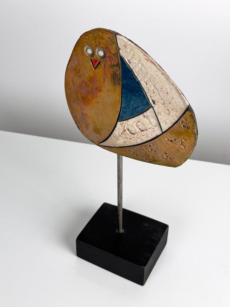 Smaltato Scultura astratta di gufo Modernist Studio Pottery Raku in ceramica di Jody Delind in vendita