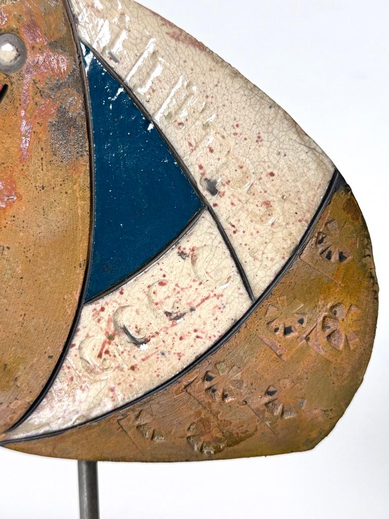 Fine XX secolo Scultura astratta di gufo Modernist Studio Pottery Raku in ceramica di Jody Delind in vendita