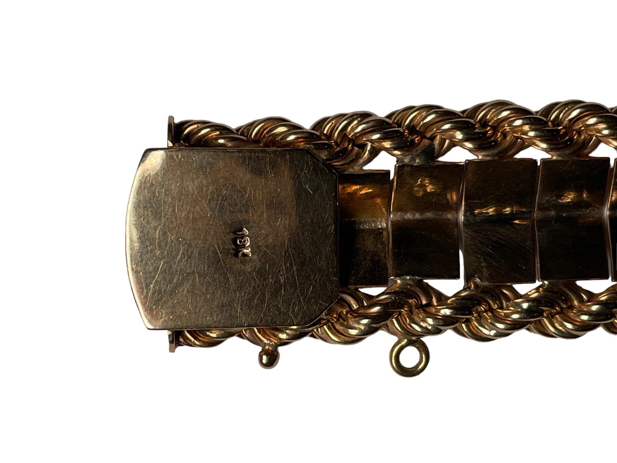 Il s'agit d'un bracelet moderniste en or 18 carats. Il représente un lien en or jaune composé de petits panneaux en forme d'angle de quatre-vingt-dix degrés, encadrés en haut et en bas par deux liens tressés en or jaune. Le bracelet est doté d'un