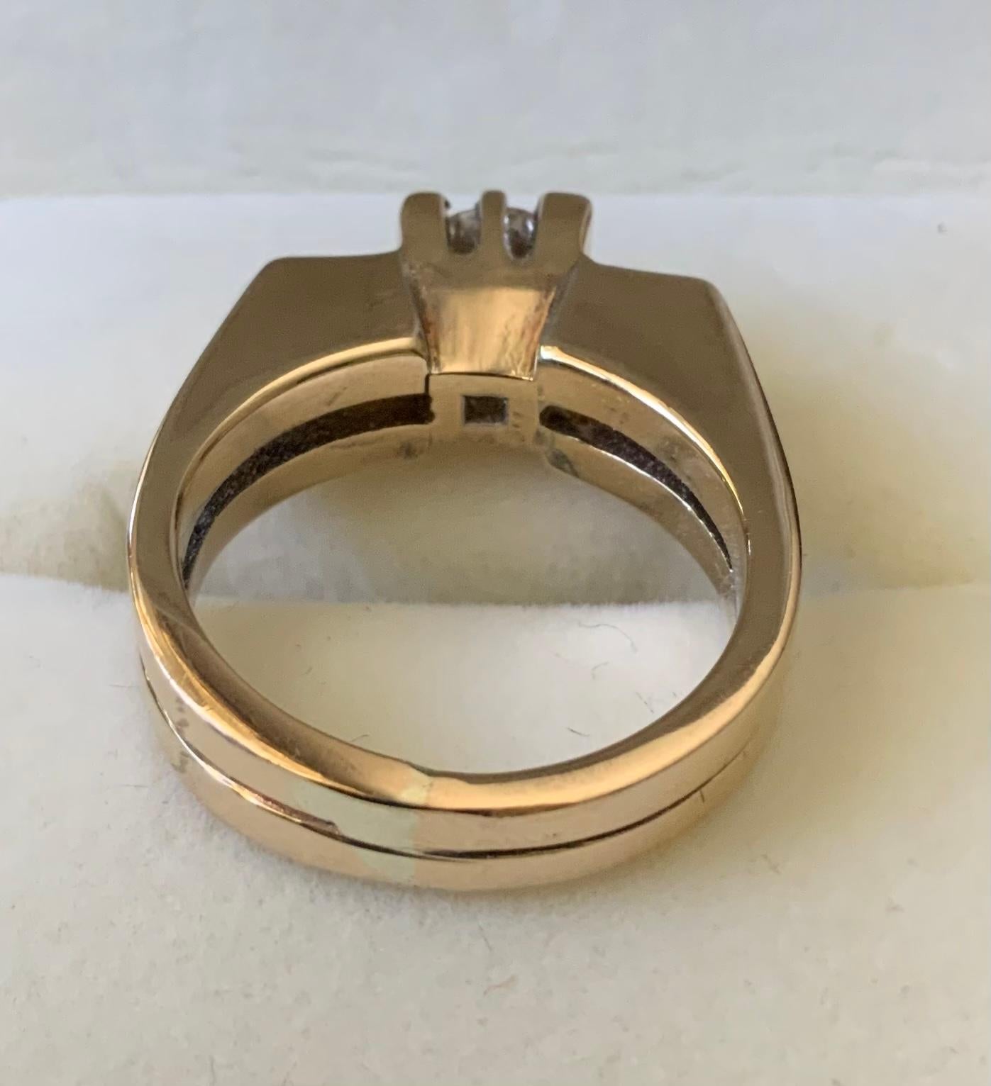 Questo è un anello solitario con diamante in oro 18 carati in stile modernista. Raffigura un anello a due fasce quadrate in oro giallo impreziosito da un diamante taglio brillante (colore G-H, purezza VS e peso di 0,78 carati) montato in