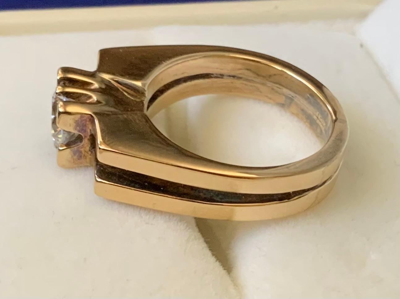 Taglio brillante Anello con diamante solitario in oro 18 carati in stile modernista in vendita