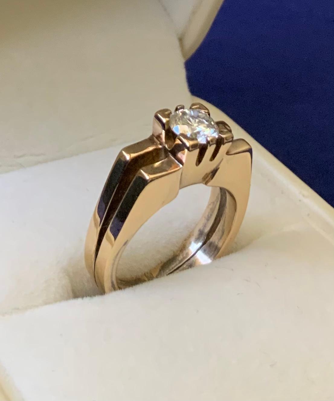 Anello con diamante solitario in oro 18 carati in stile modernista in vendita 1