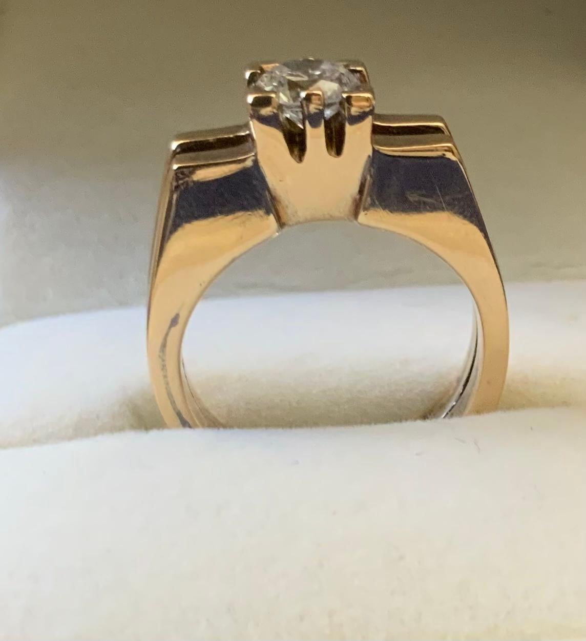 Anello con diamante solitario in oro 18 carati in stile modernista in vendita 2