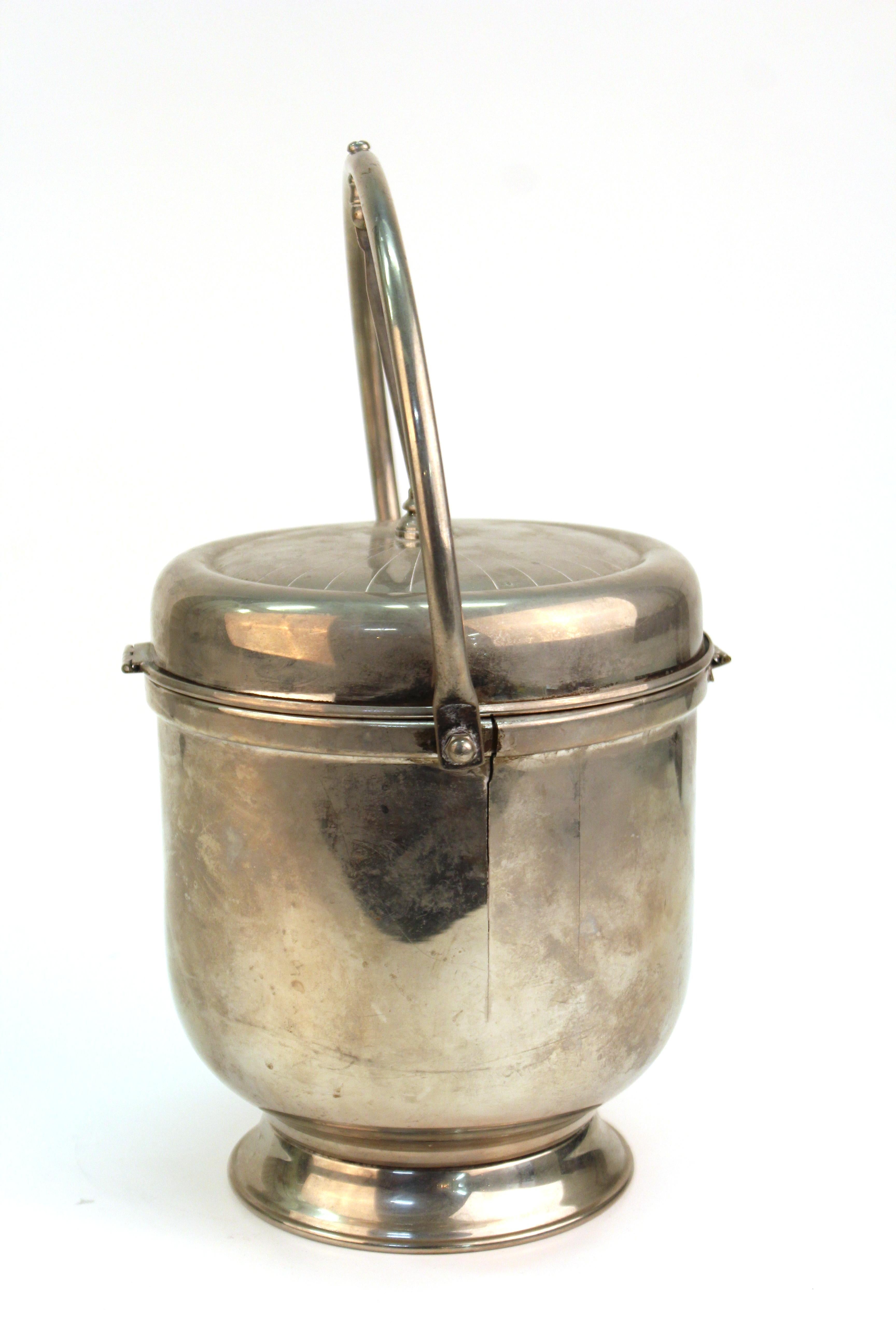 Modernist Style Chrome Ice Bucket In Good Condition In New York, NY