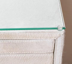 Modernistische Beistelltische aus Rindsleder und vergoldetem Metall