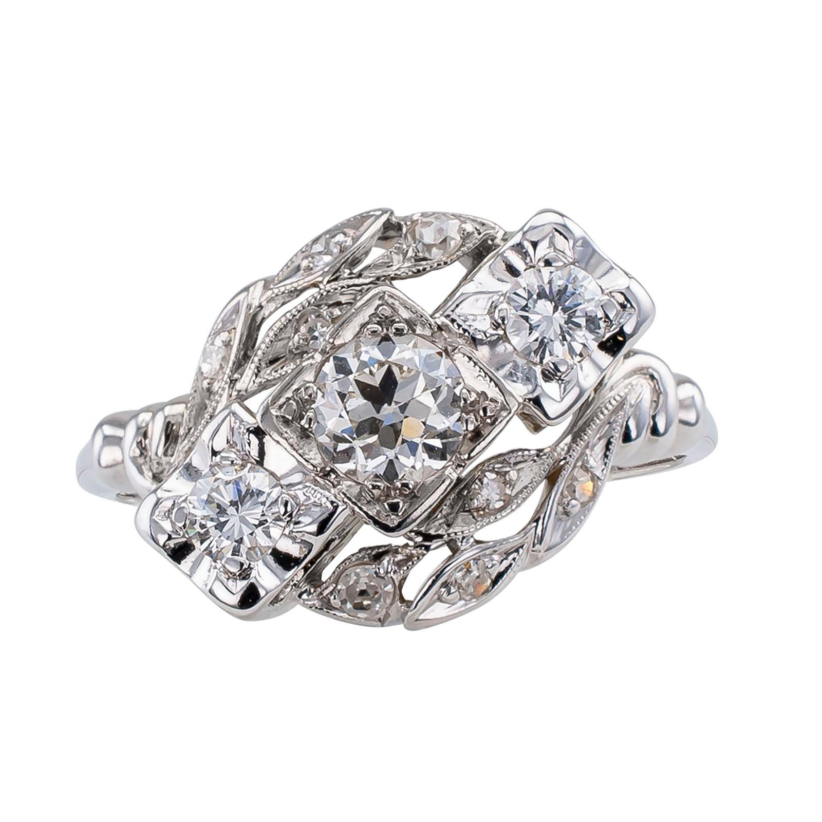 1950er Jahre Drei Stein Diamant Weißgold Verlobungsring (Rundschliff) im Angebot