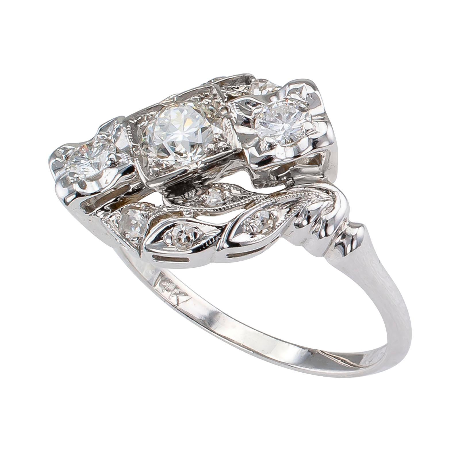 1950er Jahre Drei Stein Diamant Weißgold Verlobungsring im Zustand „Gut“ im Angebot in Los Angeles, CA