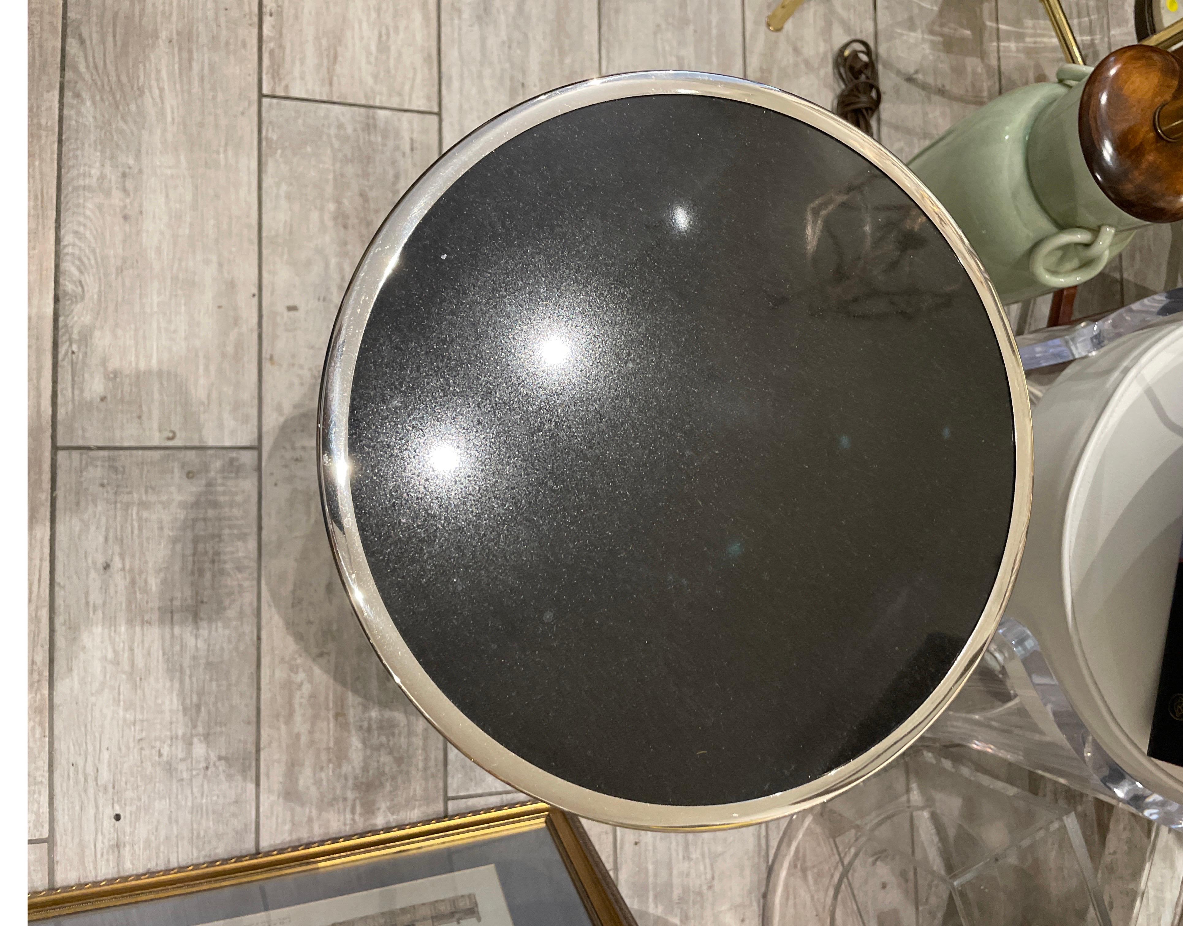 Table d'appoint / table à boissons de style moderne à deux niveaux, en marbre noir et garnie de nickel. Une petite table très chic. Très polyvalent.