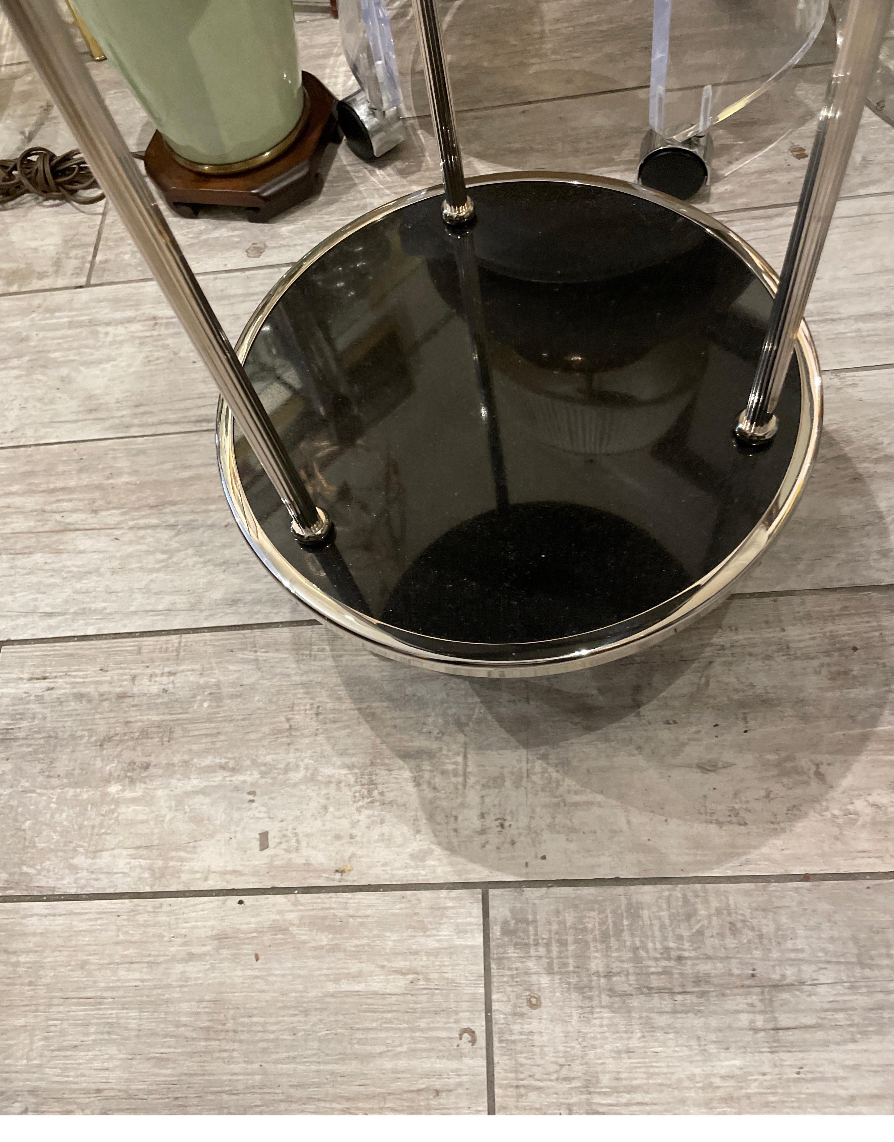 Moderne Table d'appoint à deux niveaux en marbre noir et nickel de style moderniste en vente