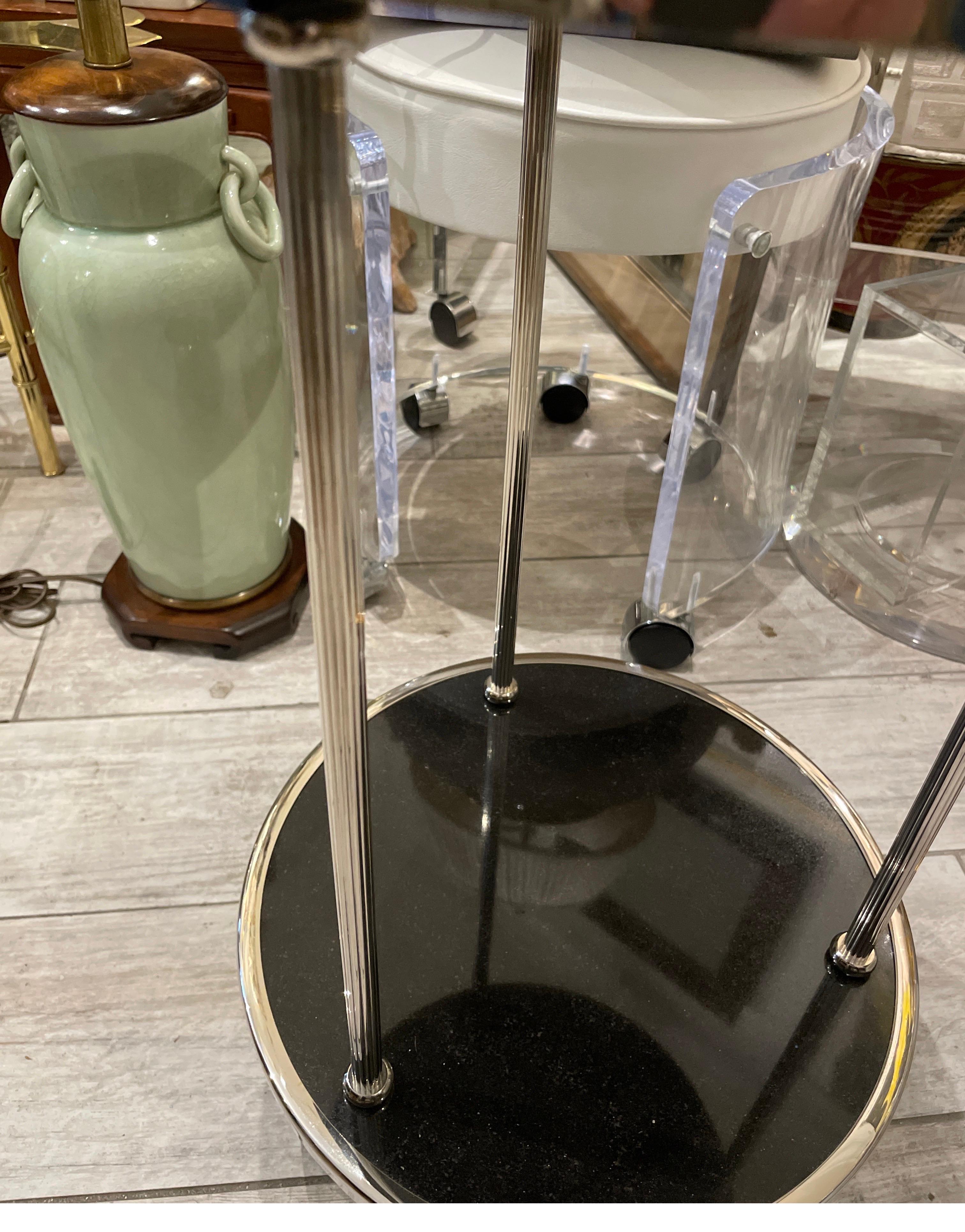 Table d'appoint à deux niveaux en marbre noir et nickel de style moderniste Bon état - En vente à West Palm Beach, FL