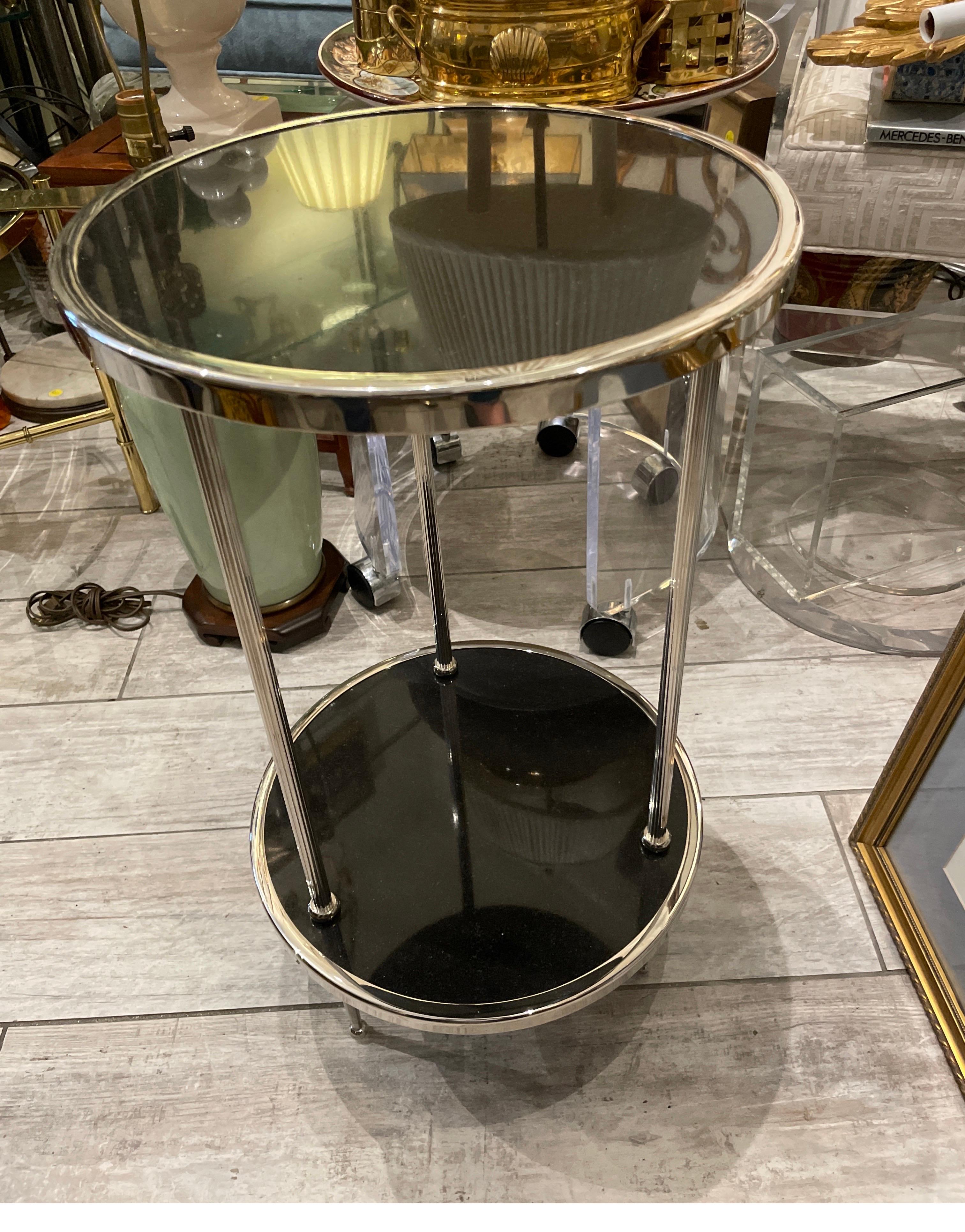 20ième siècle Table d'appoint à deux niveaux en marbre noir et nickel de style moderniste en vente