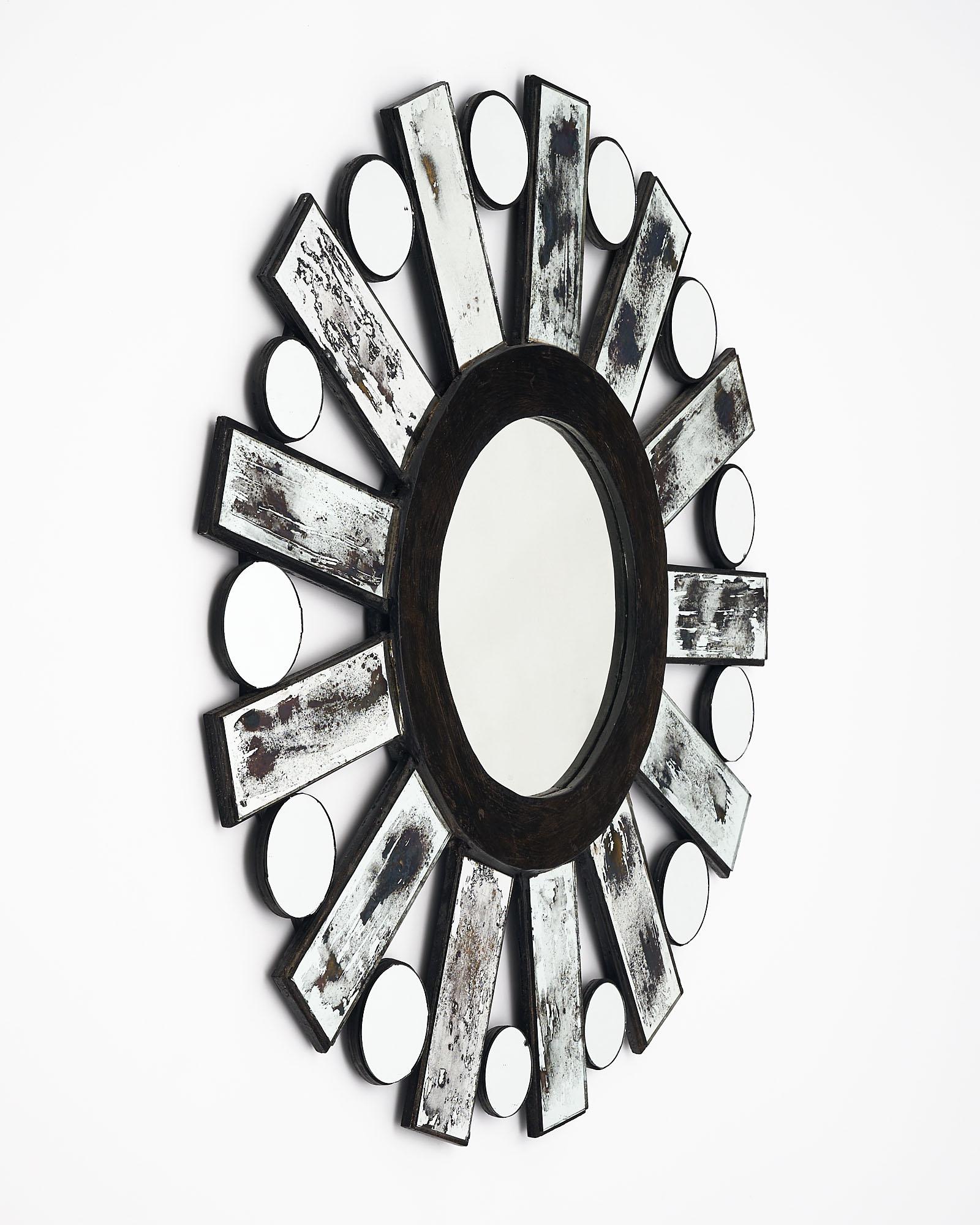 Modernistischer Sunburst-Spiegel mit Holzstruktur und antik verspiegelten Strahlen. Zwischen den einzelnen Strahlen befindet sich ebenfalls ein kugelförmiger Spiegel, der den zentralen kreisförmigen Spiegel überlagert. Wir lieben den stilisierten