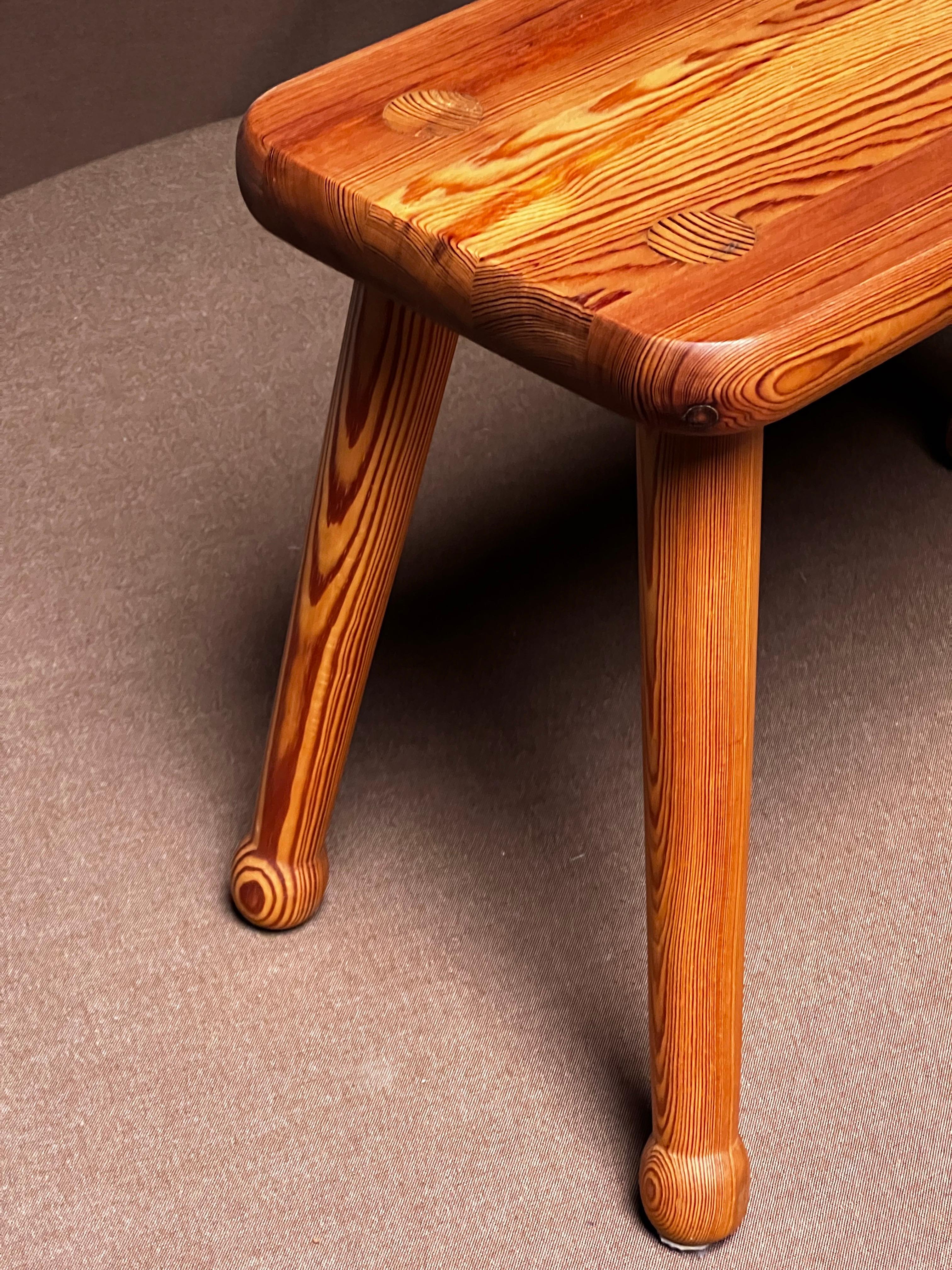 Modernist Swedish massive pine stool in the taste of Carl Malmsten 1940s/50's In Excellent Condition For Sale In Forest, BE