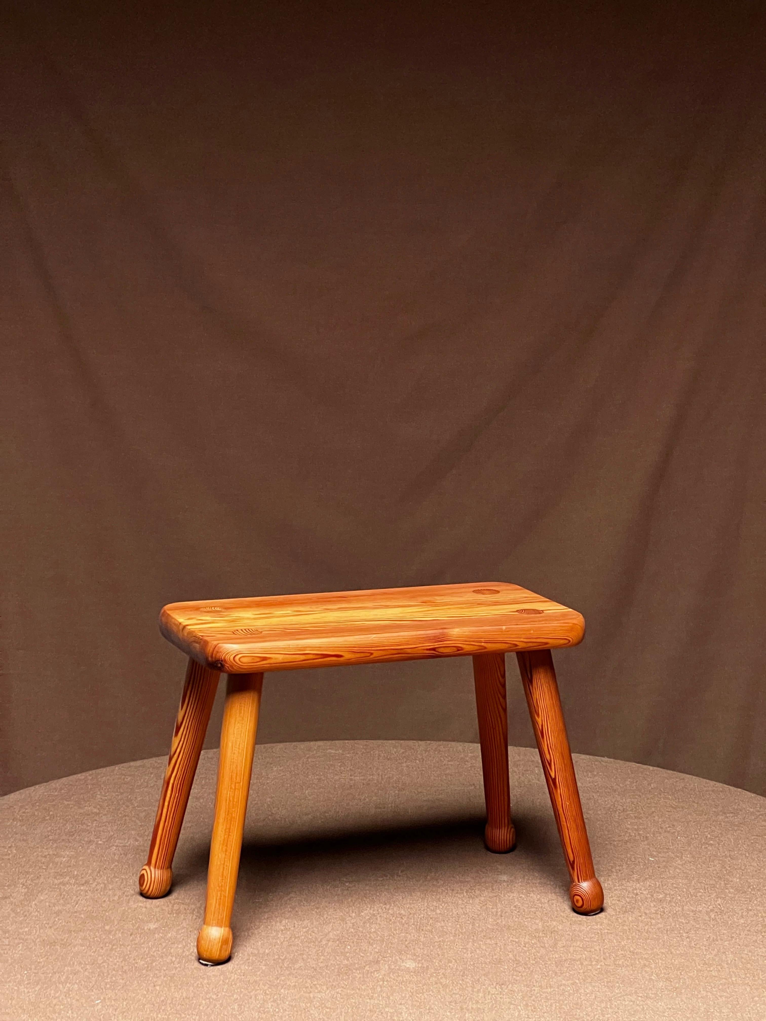 Modernist Swedish massive pine stool in the taste of Carl Malmsten 1940s/50's For Sale 2