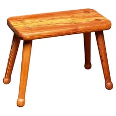 Schwedischer massiver Kiefernholzhocker der Moderne der Moderne im Stil von Carl Malmsten, 1940er/50er Jahre