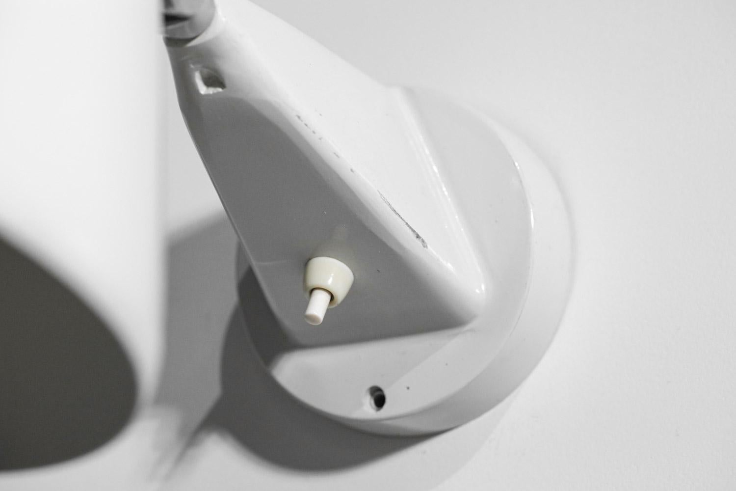 Metà XX secolo Lampada da parete svedese modernista 1960/1970 in metallo laccato bianco scandinavo in vendita