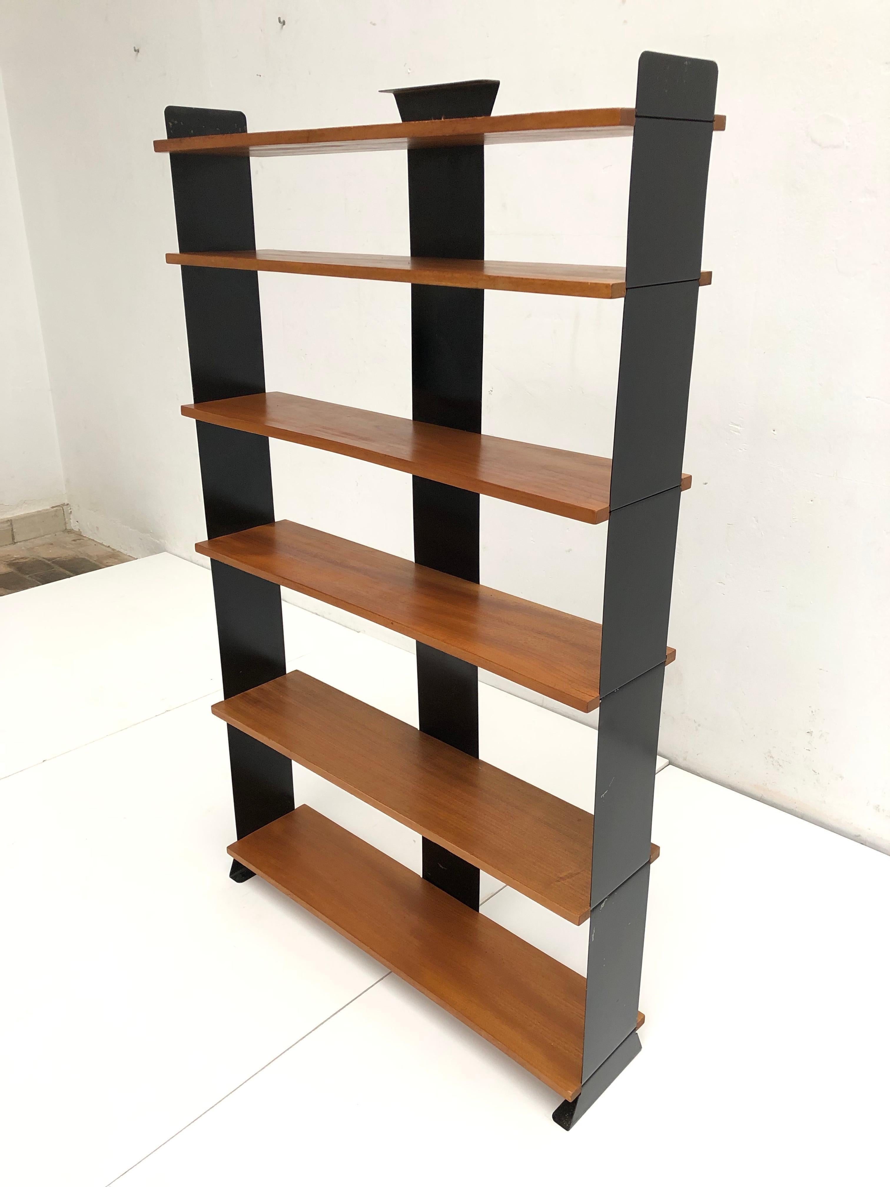 Model 132 freestanding shelving or room divider by Wilhelm Kienzle.

This minimal and modernist Swiss design dates back to 1930 and was produced by Embru Werke and distributed by Wohnbedarf AG 

A genius modular shelving system that can be