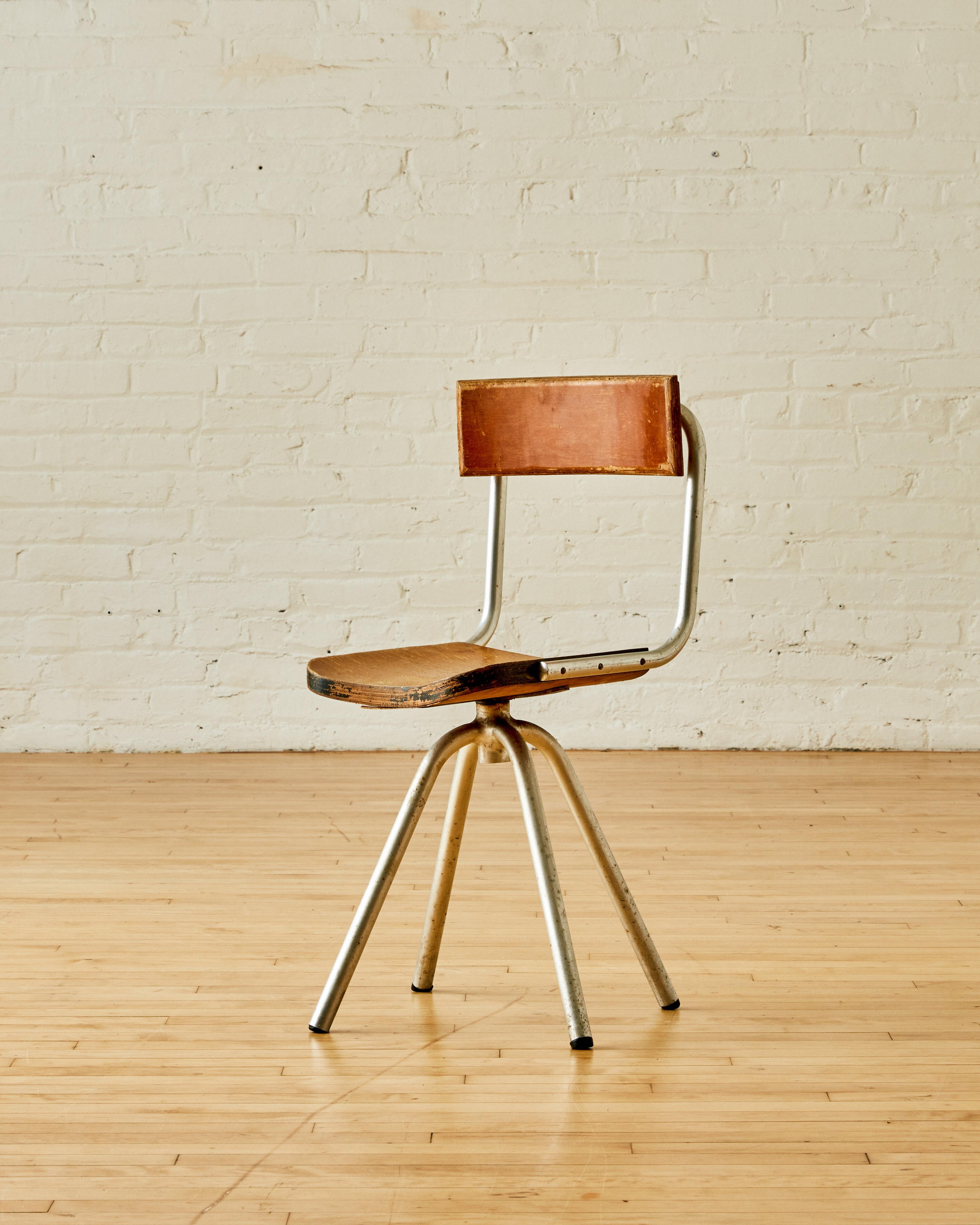 Chaise d'appoint pivotante moderniste attribuée à Giuseppe Terragani avec une assise et un dossier en bois sur des pieds en métal. 

Giuseppe Terragni était un architecte italien influent et une figure importante du mouvement rationaliste. Né en