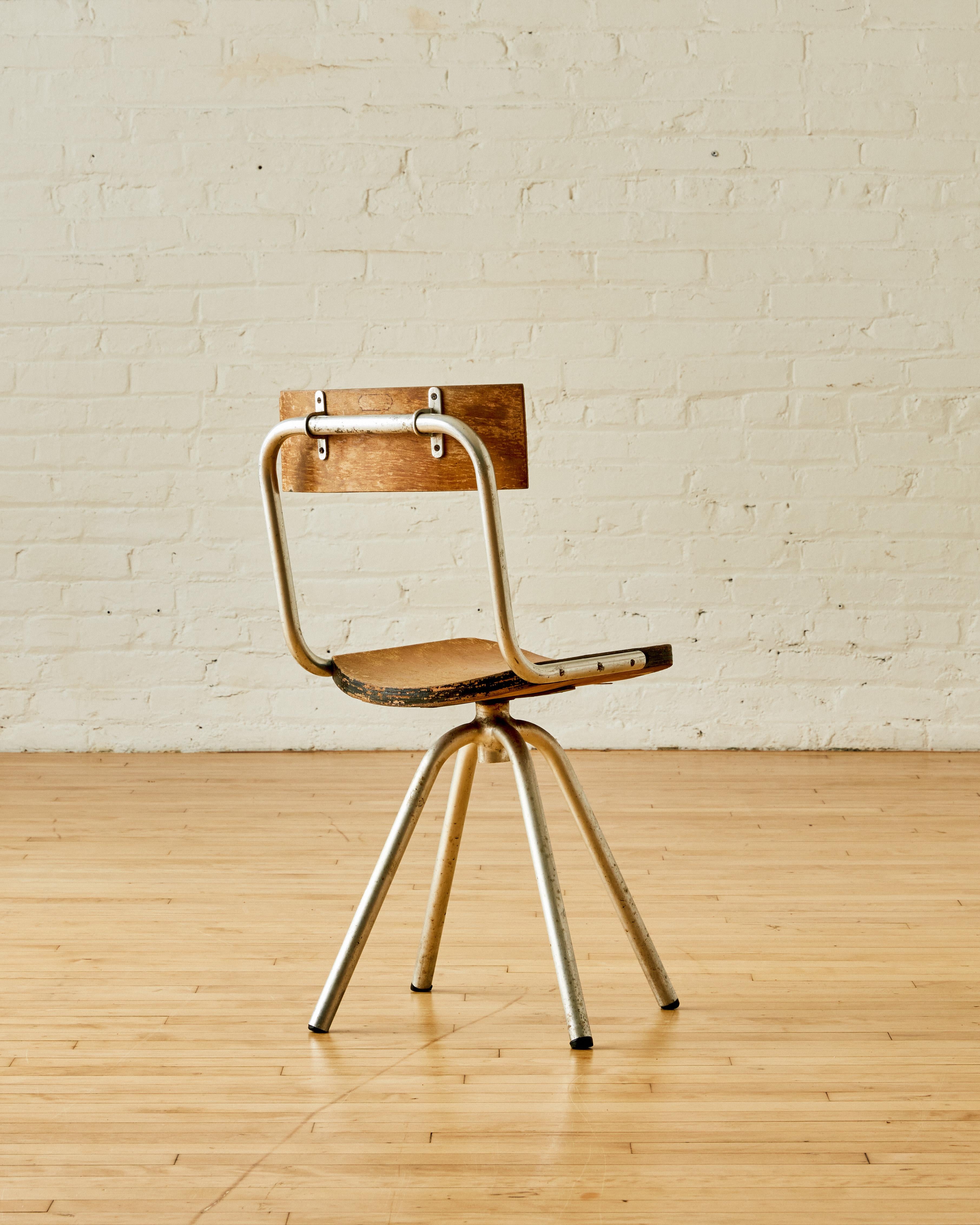 Mid-Century Modern Chaise d'appoint pivotante attribuée à Giuseppe Terragani en vente