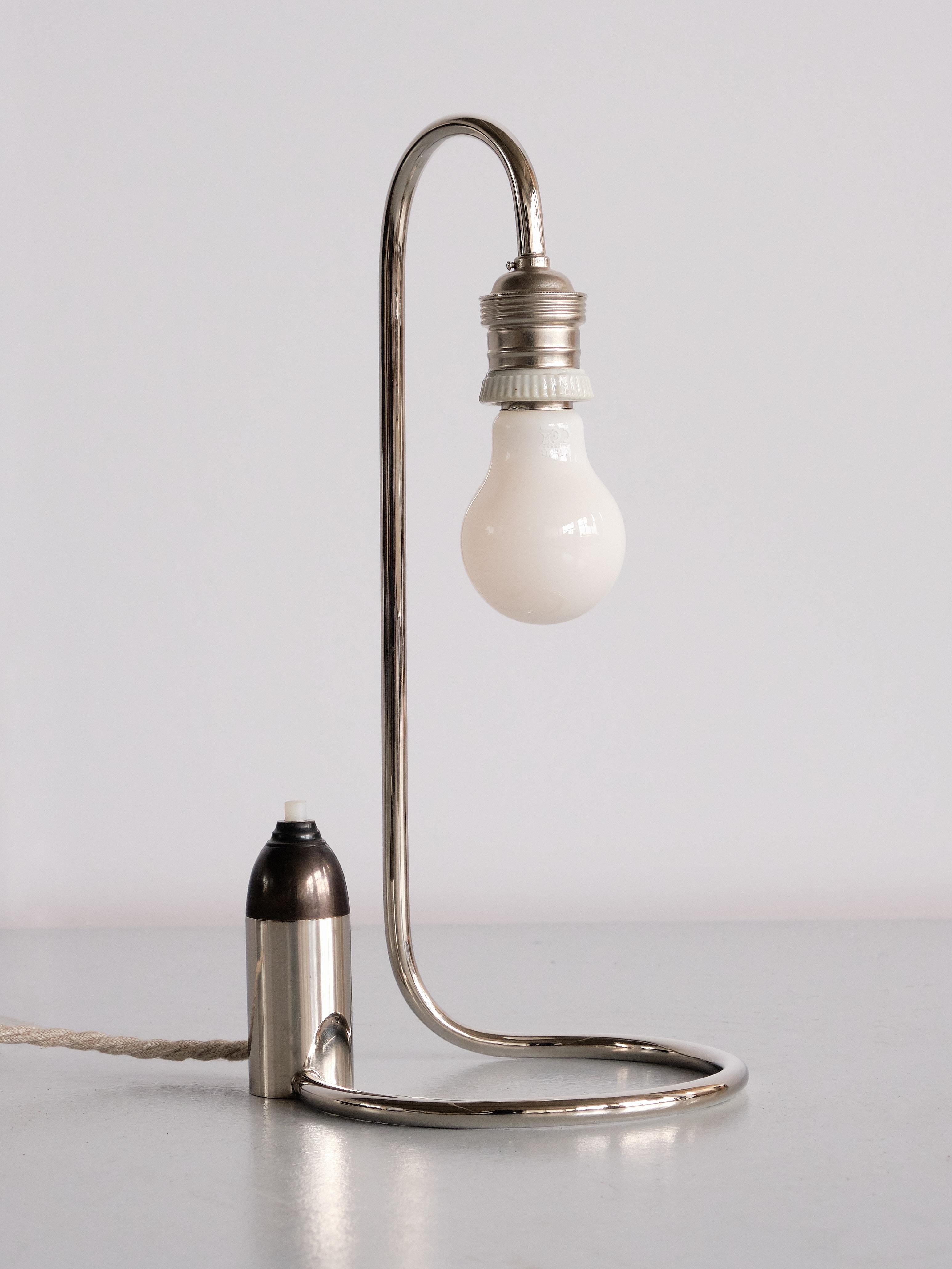An important example of perfect simplicity, this lamp was designed by Sybold van Ravesteyn in 1926. Made of chrome-plated nickel, the design is now officially re-issued by Giso Verlichting in a limited edition. An iconic 