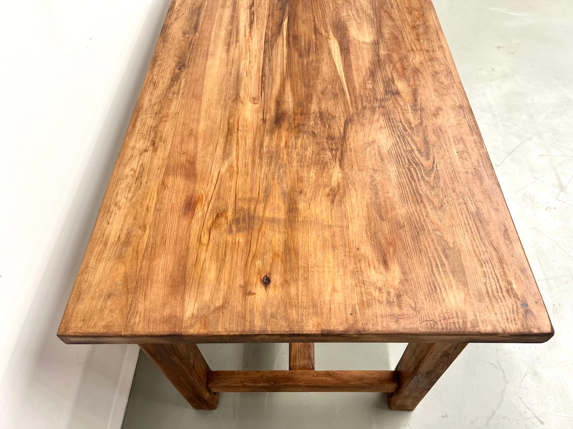 Modernist table from the 1970s For Sale 4