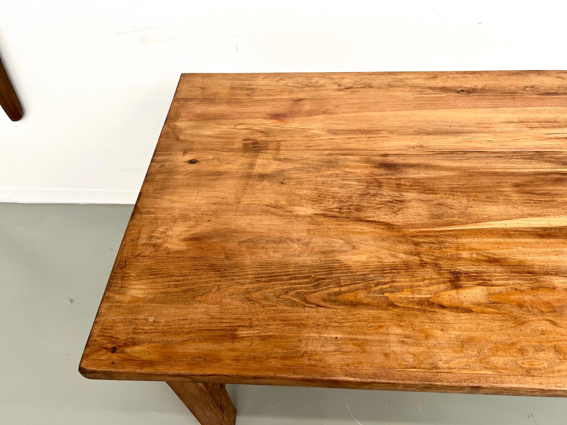 Modernist table from the 1970s In Good Condition For Sale In LYON, FR