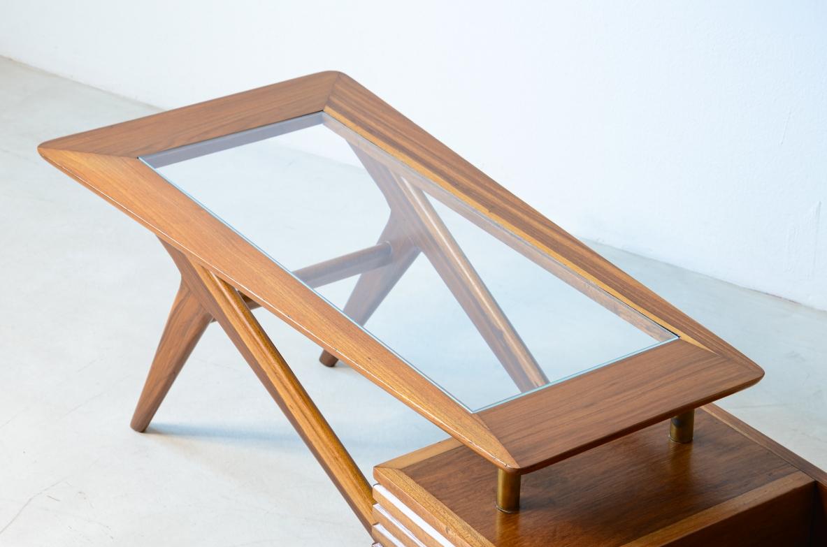 Modernistischer Tisch aus Kirsche mit Holzrahmen und Glas von Mario Gottardi (Italienisch) im Angebot