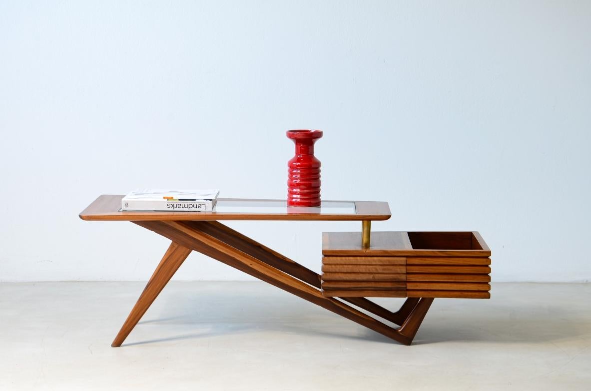 Modernistischer Tisch aus Kirsche mit Holzrahmen und Glas von Mario Gottardi im Zustand „Hervorragend“ im Angebot in Milano, IT