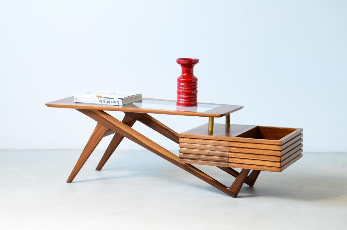 Modernistischer Tisch aus Kirsche mit Holzrahmen und Glas von Mario Gottardi im Angebot 1