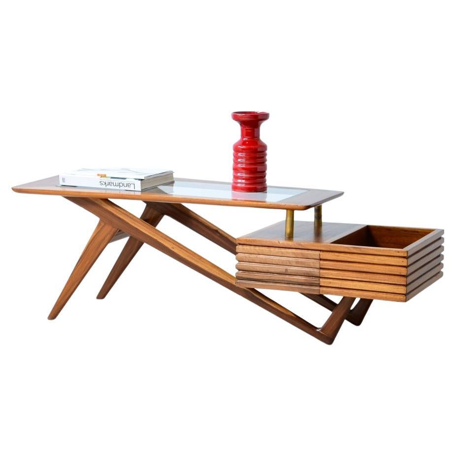 Modernistischer Tisch aus Kirsche mit Holzrahmen und Glas von Mario Gottardi im Angebot