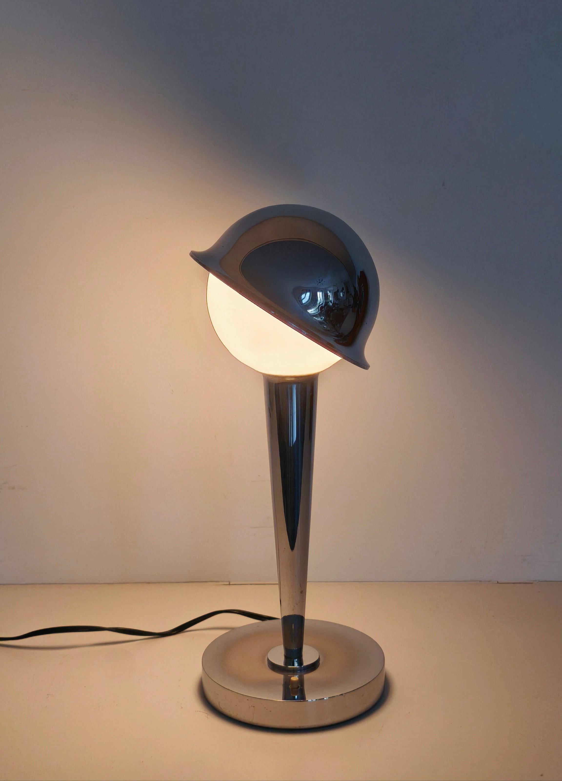 Modelo excepcional y muy muy raro. 
.
Lámpara de mesa modernista, años 20, años 30 Jean Perzel, hacia 1923.
.
Firmado.
.
Iluminación sublime.
.
Una de las características especiales de esta lámpara es que la pantalla puede orientarse de varias