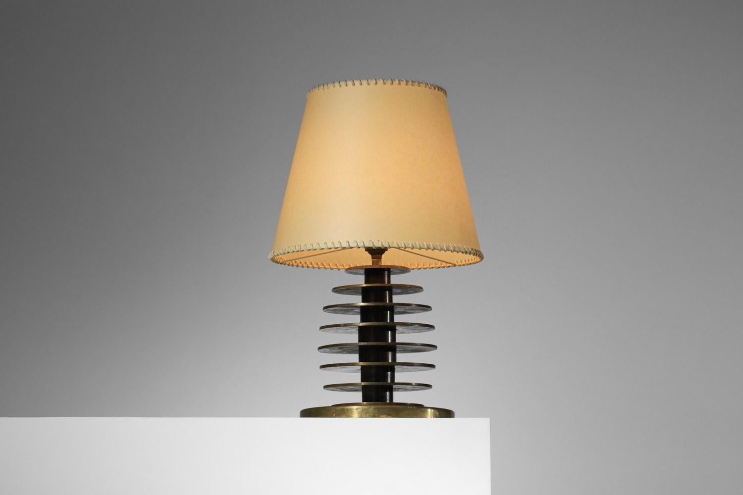Mid-Century Modern Modernist table lamp base from the 40s and 50s in solid brass discs in the Desny For Sale