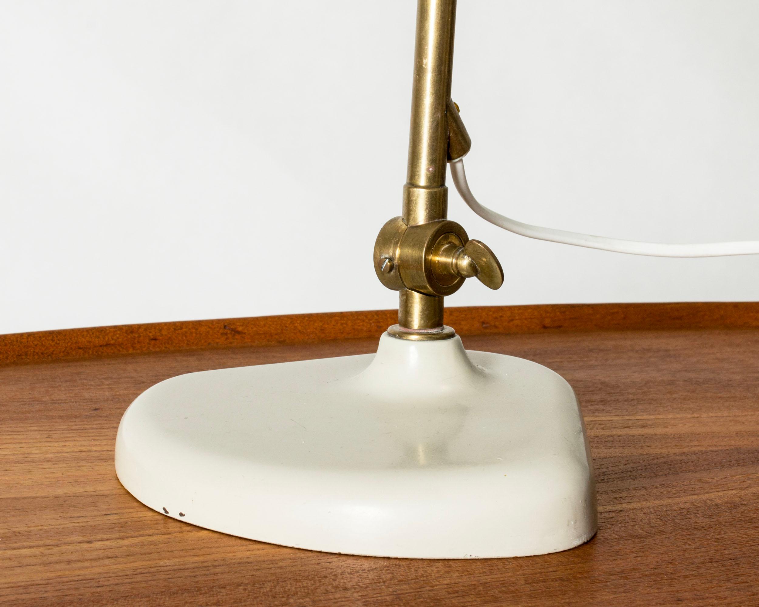 Sehr coole Schreibtischlampe von Bertil Brisborg im Industrie-Look. Durch die beiden Gelenke kann er in verschiedenen Winkeln eingestellt werden. Hergestellt aus Messing und Metall lackiert pastellgrau.

Bertil Brisborg war mehr als 30 Jahre lang