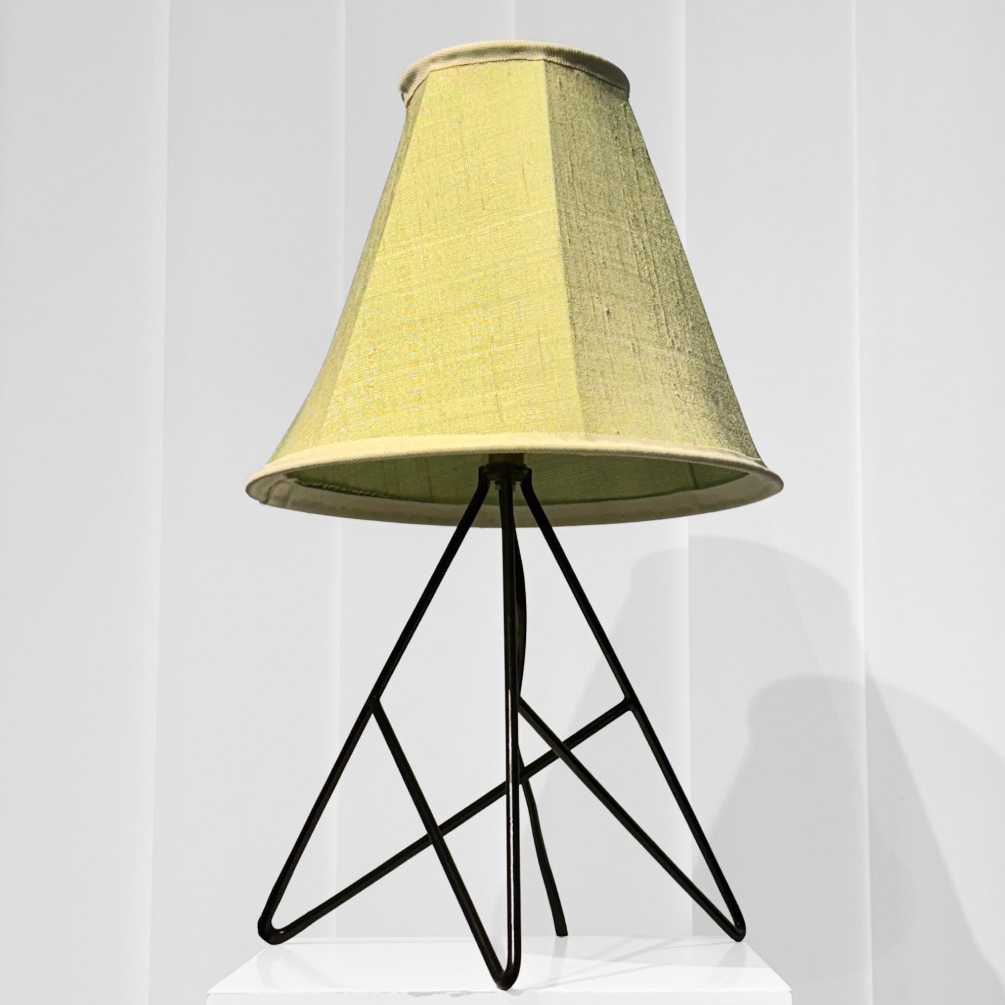 Rare lampe de table fonctionnaliste du milieu du siècle conçue par le designer suédois Nils Strinning dans les années 1950 et produite par String Design. Elle présente une base minimaliste composée de cordes métalliques plastifiées disposées selon