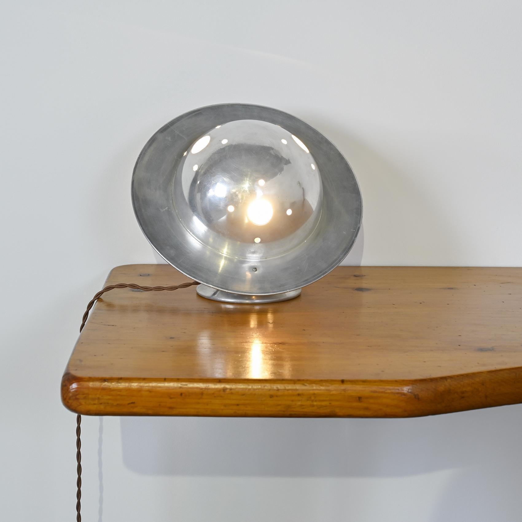 Modernist table lamp in aluminum, France, circa 1930 For Sale 2