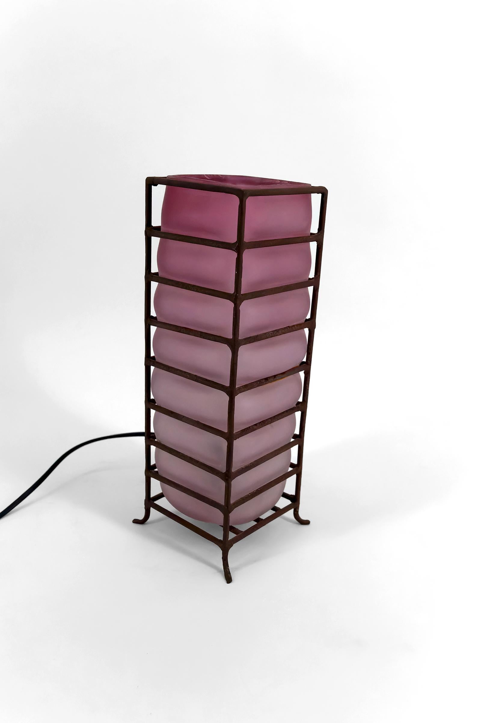 Français Lampe de table moderniste en pâte de verre et fer forgé, vers 1950-1960 en vente