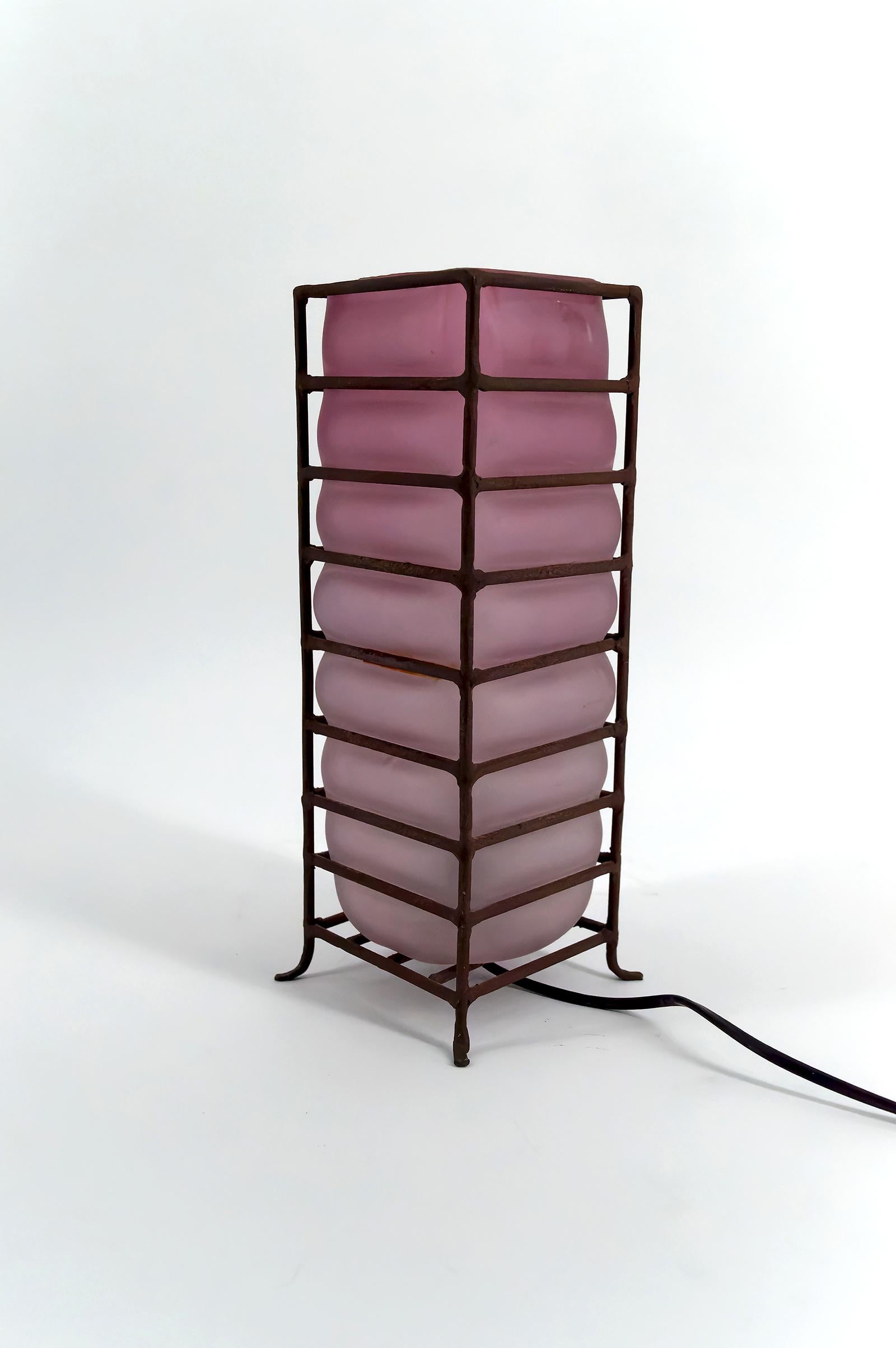 Dépoli Lampe de table moderniste en pâte de verre et fer forgé, vers 1950-1960 en vente