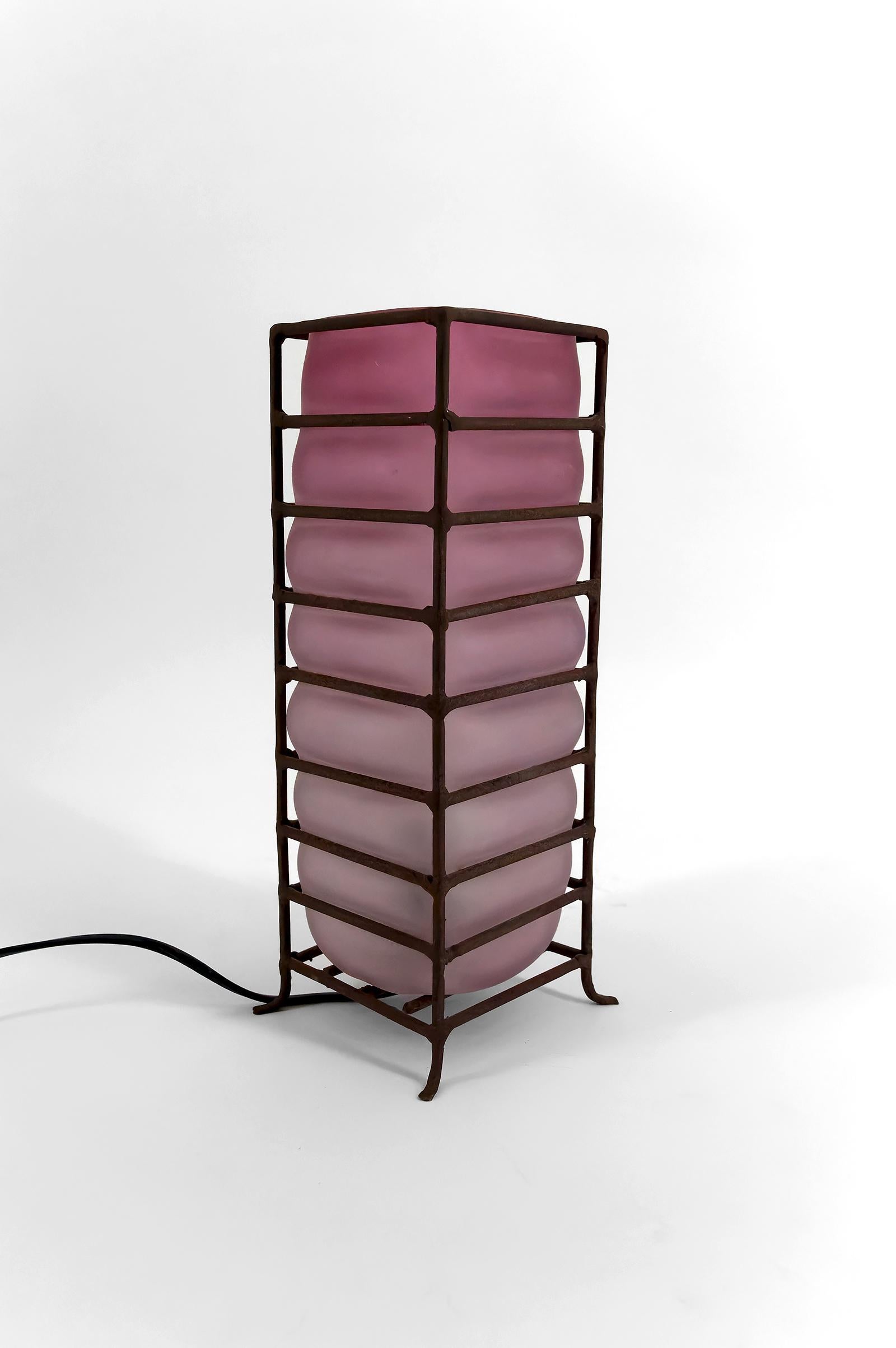 Lampe de table moderniste en pâte de verre et fer forgé, vers 1950-1960 Bon état - En vente à VÉZELAY, FR